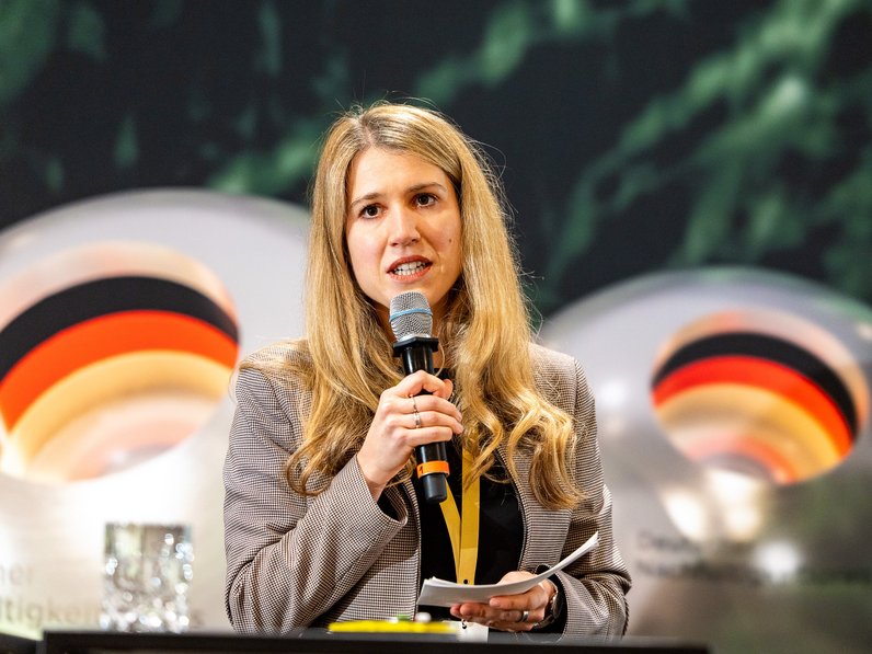 Marion Jäger bei ihrer Präsentation zur Untnehmensnachhaltigkeit 