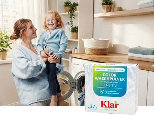 Mutter mit Kind in der Küche mit Klar EcoSensitive Color Waschpulver
